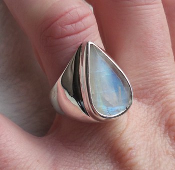 Zilveren ring gezet met facet geslepen Maansteen 18 mm