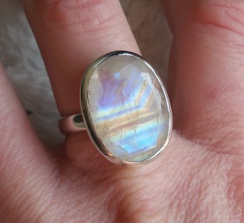 Zilveren ring gezet met ovale facet regenboog Maansteen 18 mm