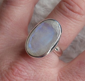 Zilveren ring gezet met ovale facet regenboog Maansteen 18 mm.