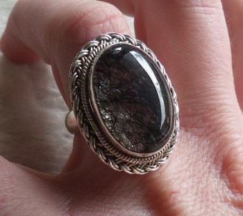 Zilveren ring gezet met Toermalijnkwarts en bewerkte kop 17.5 mm