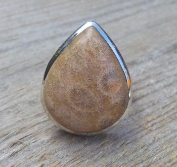 Zilveren ring gezet met druppelvorm Fossiel Koraal 19 mm