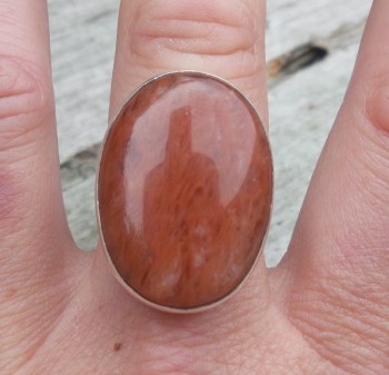 Zilveren ring gezet met Cherry quartz 18 mm