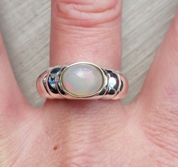 Zilveren ring gezet met dwarsliggende ovale Ethiopische Opaal 19