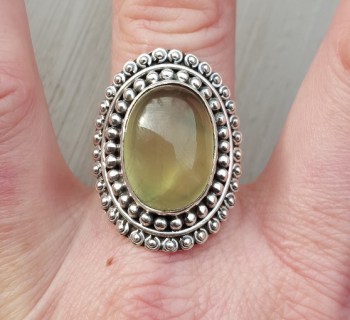 Zilveren ring gezet met ovale Prehniet met bewerkte kop 19 mm