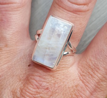 Zilveren ring gezet met rechthoekige Maansteen 19 mm