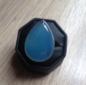 Zilveren ring grote druppelvorm blauwe Chalcedoon maat 17.5 mm