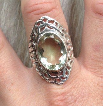 Zilveren ring met groene Amethist en open bewerkte setting