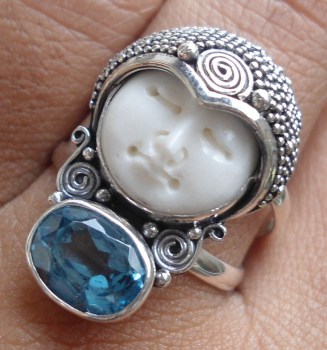 Zilveren ring met gezicht uit been en blauw Topaas 18 mm