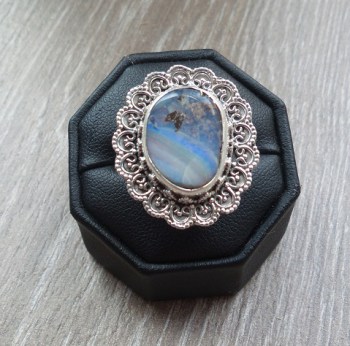 Zilveren ring met Boulder Opaal met bewerkte kop en band 18 mm