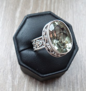 Zilveren ring met groene Amethist in bewerkte setting 18 mm