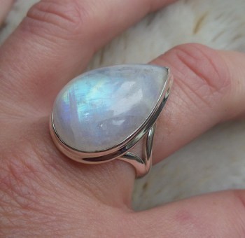 Zilveren ring met druppelvorm regenboog Maansteen 18.5 mm