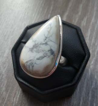 Zilveren ring met druppelvorm witte Howliet maat 19 mm