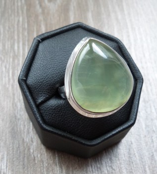 Zilveren ring met druppelvorm Prehniet maat 17.5 mm