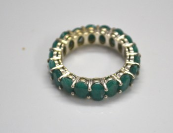 Zilveren ring met rond om gezet met Emerald 18 mm