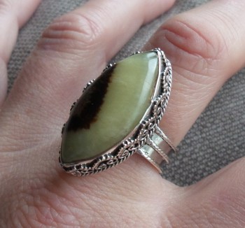Zilveren ring met marquise Septaria in bewerkte setting 18.5 mm