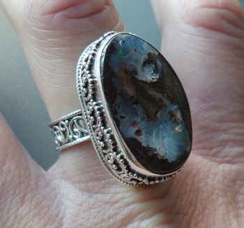 Zilveren ring met Boulder Opaal in bewerkte setting 18 mm