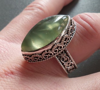 Zilveren ring met marquise Prehniet in bewerkte setting 17 mm