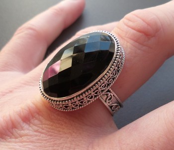 Zilveren ring met facet zwarte Onyx en bewerkte setting 18 mm