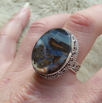 Zilveren ring met Boulder Opaal in bewerkte setting 18.5 m