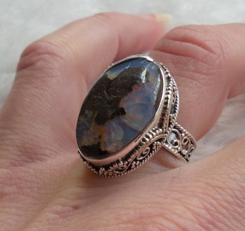 Zilveren ring met Boulder Opaal gezet in bewerkte setting 16.5 m