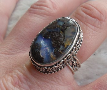 Zilveren ring met Boulder Opaal in bewerkte setting 18 mm.