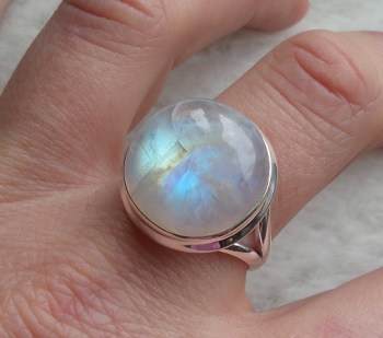 Zilveren ring met ronde regenboog Maansteen maat 19 mm