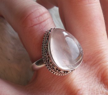 Zilveren ring met druppelvorm cabochon Rozenkwarts 17.5 mm