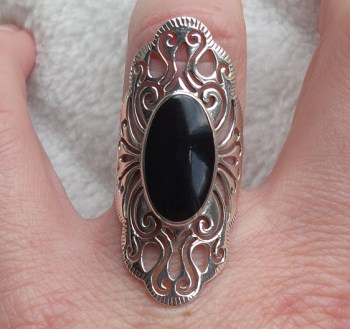 Zilveren ring met ovale Onyx open bewerkte kop 16.5 mm