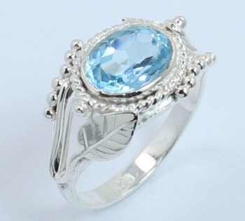 Zilveren ring met dwarsliggende ovale blauwe Topaas 17.5