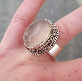 Zilveren ring met ovale Rozenkwarts en bewerkte kop 18 mm