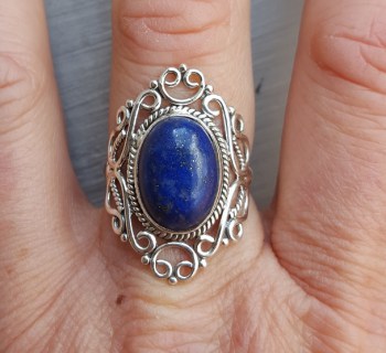 Zilveren ring met Lapis Lazuli en bewerkte kop 18.5 mm