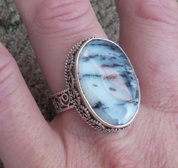 Zilveren ring ovale Dendriet Opaal in bewerkte setting maat 18 m