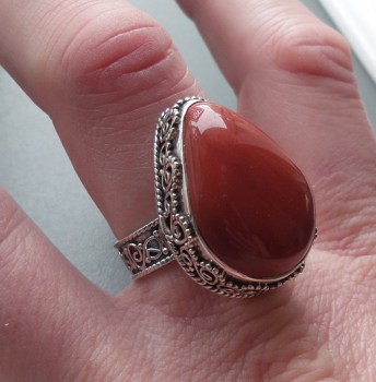 Zilveren ring rode Jaspis gezet in bewerkte setting 18.5 mm