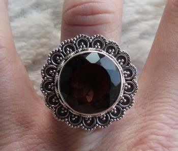 Zilveren ring ronde Smokey Topaas bewerkte kop en band 18.5 mm