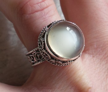 Zilveren ring ronde perzik Maansteen in bewerkte setting 16.5 mm