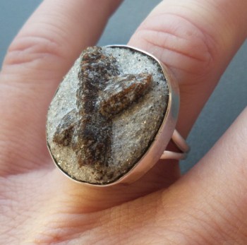 Zilveren ring gezet met Stauroliet (Elfenkruis) 17 mm
