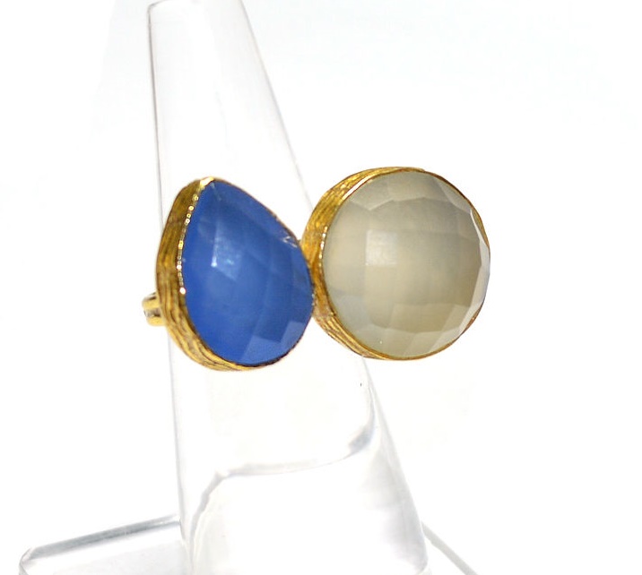 Vergulde ring met blauw en grijze Chalcedoon verstelbaar